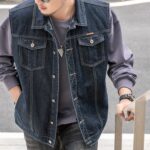 Un homme qui porte un gilet en jean sans manche dans la rue
