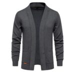 on voit sur un fond blanc un gilet fin mi-long gris pour homme