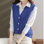 Une femme portant un gilet sans manche bleu style cardigan