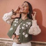 une femme avec un gilet vintage sans manches fleuri vert et blanc