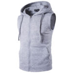 Un gilet sans manche à capuche zippé sur fond blanc