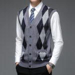 Un homme portant un gilet sans manche style cardigan en tricot