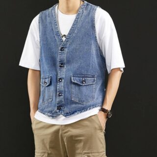 Un homme portant un gilet en jean sans manche sur un fond noir