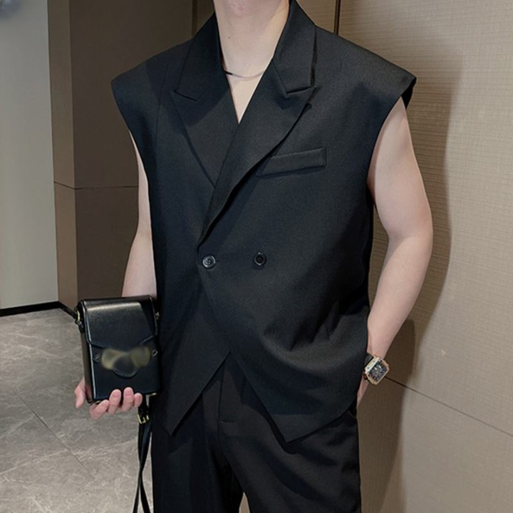 Un homme portant un gilet noir sans manche style casual décontracté