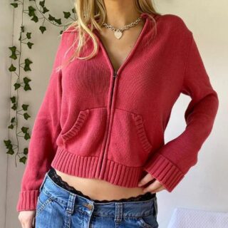 on voit une femme portant un gilet de couleur rose zippé court à capuche pour femme