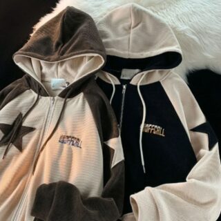 on voit deux gilets zippés avec des étoiles pour femme un est marron l autre est noir