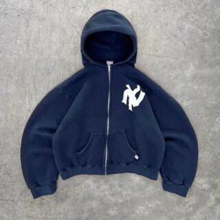 on voit sur un fond gris un gilet zippé large dans le style américain bleu pour femme