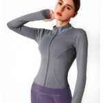 on voit une femme portant un gilet zippé moulant de sport pour femme il est de couleur gris
