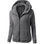 on voit sur un fond blanc un gilet zippé en polaire doux de couleur gris pour femme