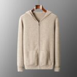 Gilet homme à capuche en laine mérinos beige, présenté sur fond neutre