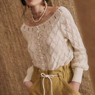 Gilet court bohème en coton léger avec boutons vintage porté par une femme