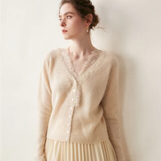 femme portant un gilet fin en maille fine avec dentelle , couleur beige, avec une jupe de la même couleur