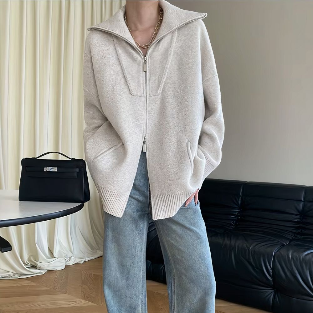 Femme portant un gilet zippé oversize blanc avec col large et coupe décontractée.