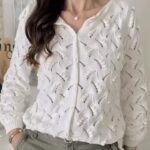 Femme portant un gilet léger en coton ajouré, style décontracté chic pour le printemps.