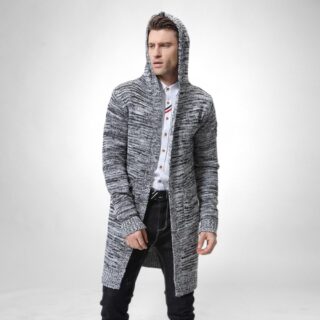 Homme portant un gilet long style urbain gris avec capuche.
