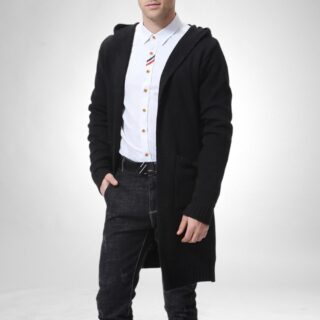 Homme portant un gilet long style urbain noir avec capuche.