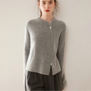 Femme portant un gilet zippé en cachemire gris clair, coupe droite et col rond.